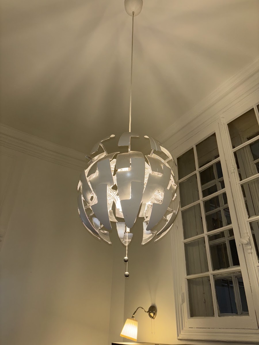Suspension lumineuse posée dans un appartement par SMDK ELEC